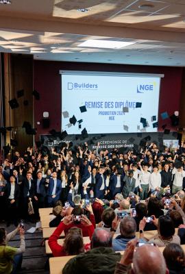 Les diplômées BUILDERS École d'ingénieurs promotion 2024 parrainés par NGE lançant leur chapeau de diplômé