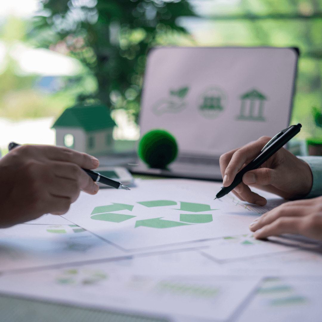 Réunion d'affaires sur le développement immobilier durable. immobilier, développement durable, réunion d'affaires, bâtiment vert, respect de l'environnement, architecture, planification, construction, investissement.