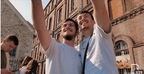 Elèves souriant et profitant d'un moment convivial